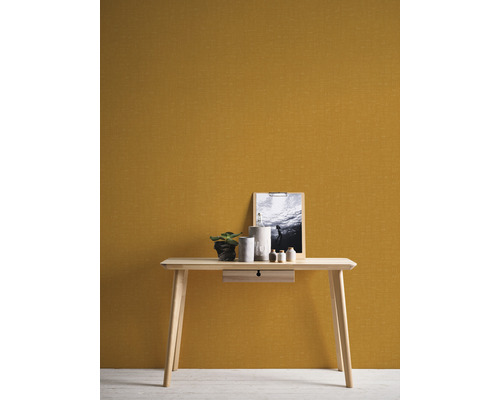 Holztisch mit Schublade, Dekoration und Bild vor einer Wand