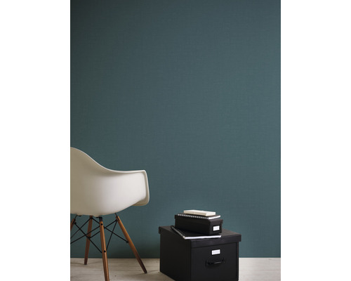 Scène avec chaise, boîtes de rangement et peinture murale