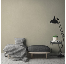 Aménagement d''un salon avec papier peint à motifs, fauteuil, couverture, coussin et lampadaire