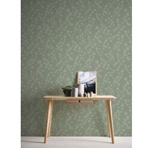 Image d''une pièce avec du papier peint à motifs floraux, une table en bois et des objets décoratifs