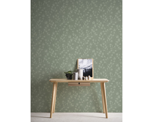 Szene mit einer Wandtapete mit Blumenmuster, einem Holztisch und dekorativen Elementen