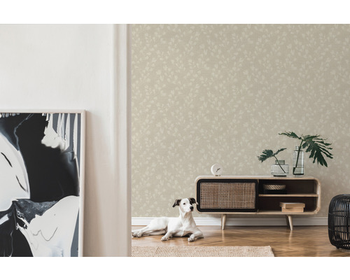 Pièce lumineuse avec papier peint à motifs, commode et chien