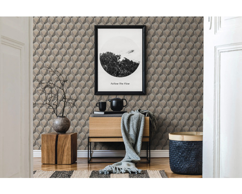 Dekoratives Zimmer mit dreidimensionaler Tapete, Kommode und Wohnaccessoires.