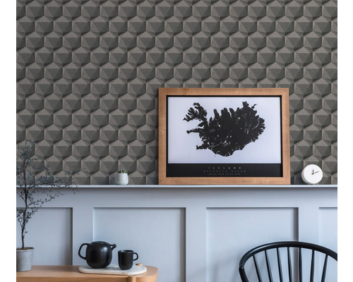 Szene mit geometrischer Tapete im Hintergrund