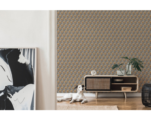 Wohnraum mit geometrischer Tapete in Würfelform, Sideboard und Dekoration