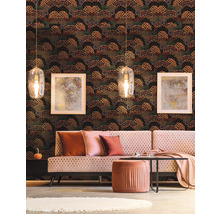 Salon avec papier peint à motifs, canapé, tableaux et lampes