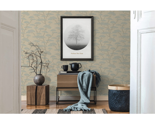 Intérieur avec papier peint à motifs, meubles en bois et décoration