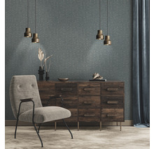 Wohnzimmer mit Sessel, Kommode und Wandtapete