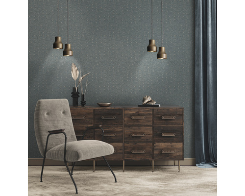 Wohnzimmer mit Sessel, Kommode und Wandtapete