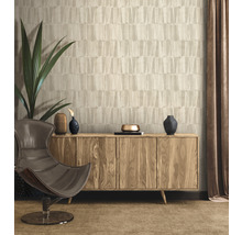 Wohnraum mit modernem Design: Tapete, Sideboard aus Holz, Sessel und Zimmerpflanze.