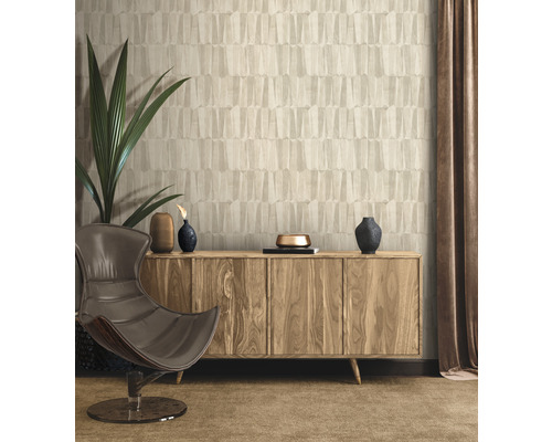 Wohnraum mit modernem Design: Tapete, Sideboard aus Holz, Sessel und Zimmerpflanze.