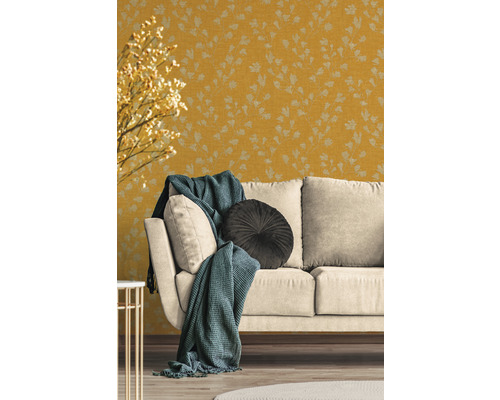 Wohnzimmer mit gelber gemusterter Tapete, Sofa und Dekoration