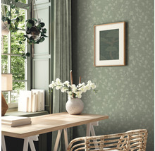 Bureau lumineux avec bureau, chaise, fenêtre, rideaux, décoration et papier peint à feuilles vertes