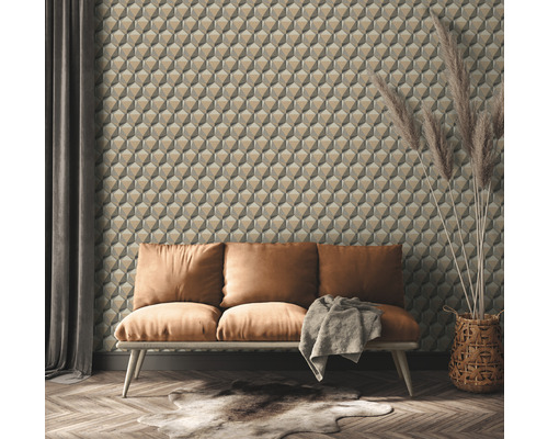 Wohnraum mit Sofa und dreidimensionaler geometrischer Tapete