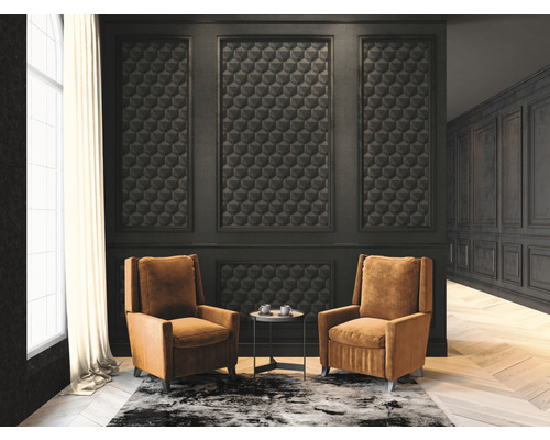 Wohnzimmer mit zwei Sesseln, einem Tisch und dekorativen Wandpaneelen
