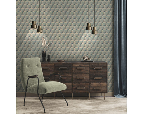 Wohnzimmer mit gemusterter Tapete, Kommode, Sessel und Vorhängen