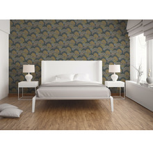 Chambre avec papier peint à motifs floraux, lit et tables de chevet