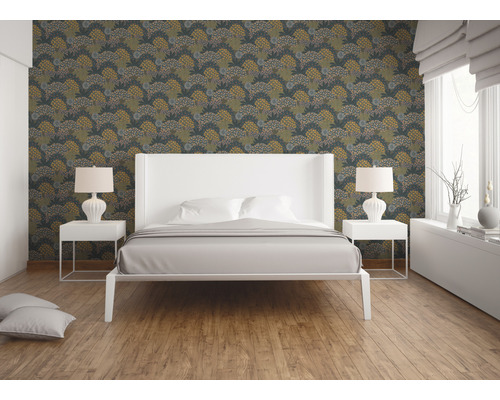 Schlafzimmer mit floral gemusterter Tapete, Bett und Nachttischen