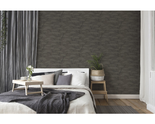 Chambre avec papier peint à motifs, lit et rideaux