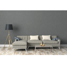 Wohnzimmer mit Couch, Stehlampe und gemusterter Tapete