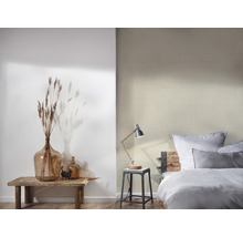 Schlafzimmer mit Bett, Nachttischlampe und Dekoration auf einem Holztisch