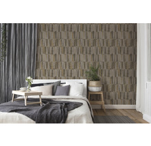 Chambre à coucher avec papier peint à motifs, lit et rideaux