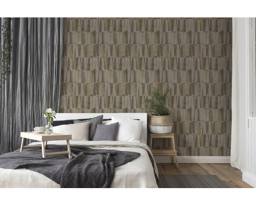 Schlafzimmer mit gemusterter Tapete, Bett und Vorhängen