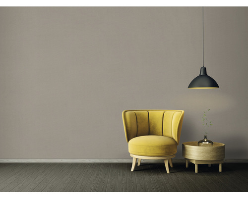 Wohnzimmer mit Sessel, Tisch und Pendelleuchte