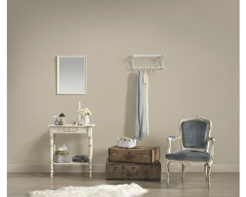 Dekoratives Wohnzimmer mit Tisch, Spiegel, Gepäck, Stuhl und Garderobe.