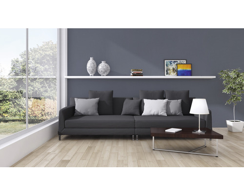 Wohnzimmer mit Sofa, Tisch, Regalen und Dekorationen für ein gemütliches Ambiente.