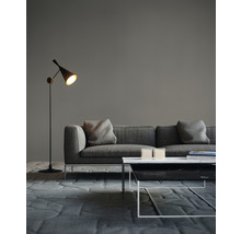 Wohnzimmer mit Sofa, Couchtisch und Stehlampe