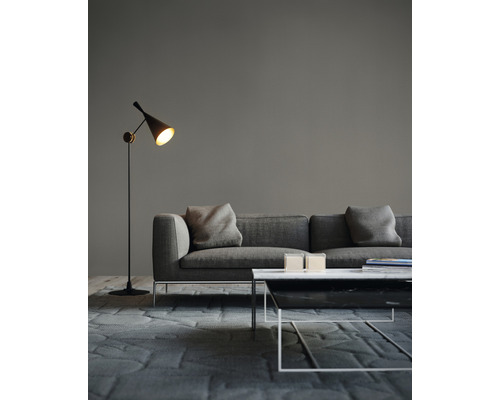 Wohnzimmer mit Sofa, Couchtisch und Stehlampe