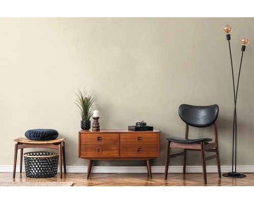 Wohnzimmer mit Kommode, Stuhl, Hocker und Stehlampe