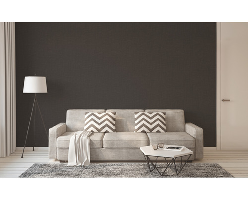 Wohnzimmer mit Sofa, Kissen, Teppich und Stehlampe