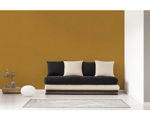 Wohnzimmer mit Futon, Kissen und Teppich