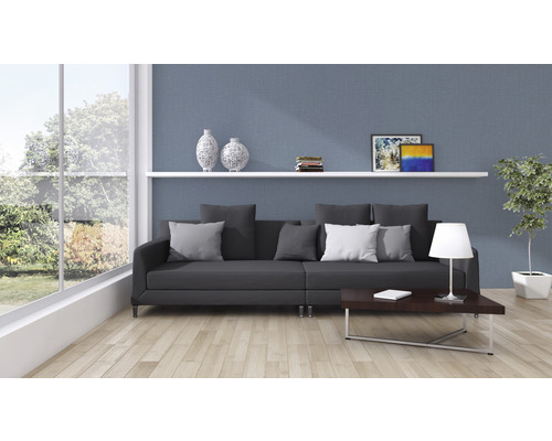 Wohnzimmer mit Sofa, Tisch, Regal und Dekoration