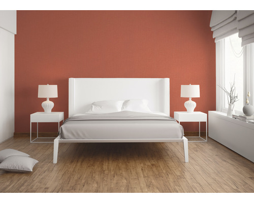 Helles Schlafzimmer mit Doppelbett, Nachttischen und Lampen