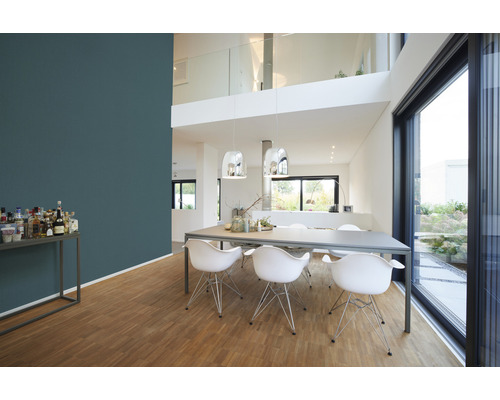 Salon lumineux avec table à manger et décoration