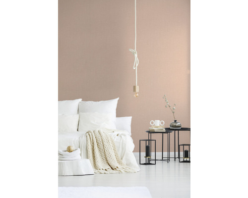 Schlafzimmer mit Bett, Beistelltischen und Pendelleuchte