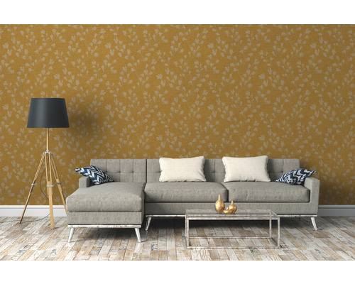 Szene mit gemusterter Tapete, Sofa und Stehlampe