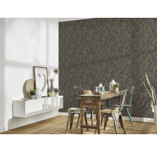 Esszimmer mit Holztisch und floraler Tapete