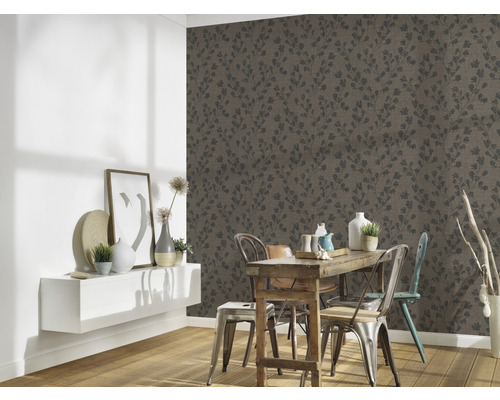 Esszimmer mit Holztisch und floraler Tapete