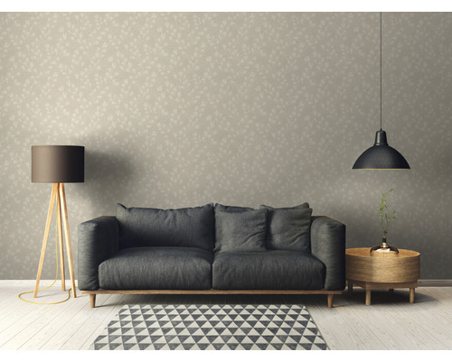 Salon avec canapé, lampadaire, suspension et papier peint à motifs