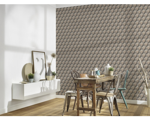 Wohnraum mit geometrischer Tapete, Esstisch und Wandregal