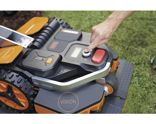 Ein Roboterrasenmäher wird bedient.