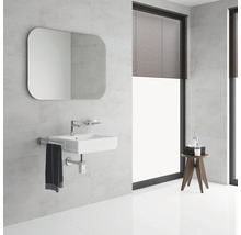 Salle de bains lumineuse avec lavabo, miroir et stores pour un design moderne.