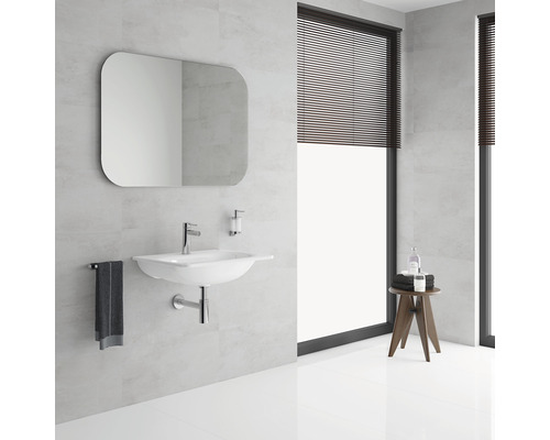 Helles Badezimmer mit Waschbecken, Spiegel, Handtuchhalter und Holzschemel