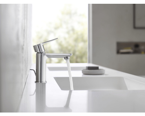 Mitigeur de lavabo chromé avec jet d''eau dans une salle de bain moderne