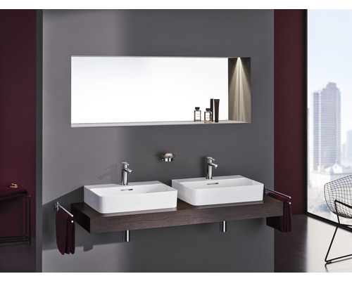 Salle de bain moderne avec double vasque, miroir et serviettes