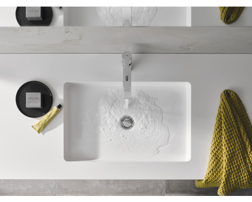 Vue de dessus d''un lavabo avec robinet, savon, crème pour les mains et serviette